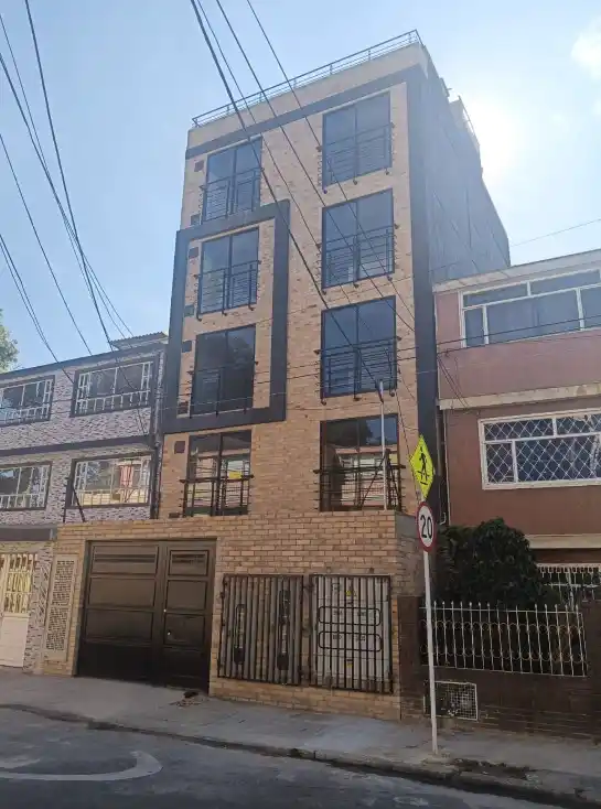 Edificio residencial diseñado por arquitecto en Chapinero Bogotá con fachada moderna y diseño urbano