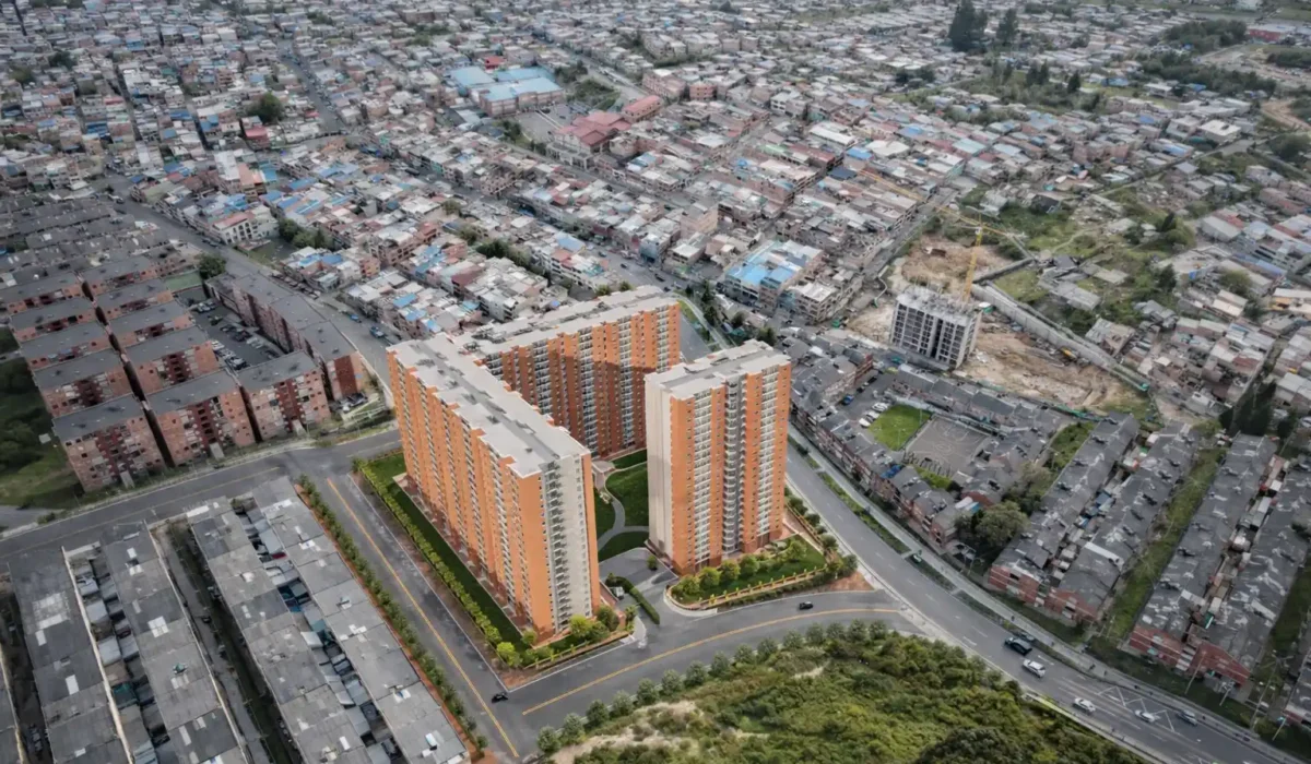 Conjunto residencial visto desde el aire desarrollado como parte de nuestros servicios de arquitectura en Bogotá, zona 20 de Julio.